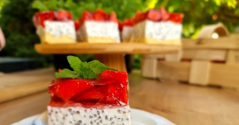 Lekki deser z truskawkami i galaretką