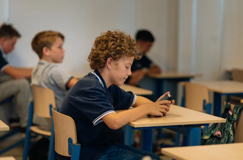 Zakaz smartfonów w szkołach od września 2024?! Apel do ministerstwa edukacji