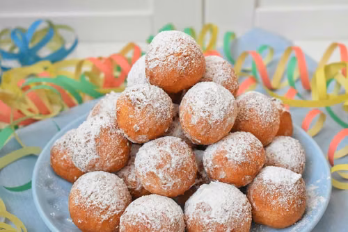 Włoskie mini pączki z serkiem ricotta "Castagnole"