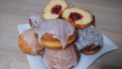 Domowe puszyste pączki z konfiturą