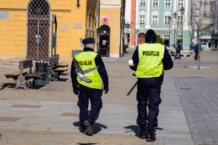 Wyszedłeś z domu, a policja chce dać Ci mandat? Prawnik radzi, co wtedy zrobić