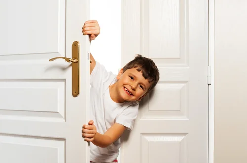 W jakim wieku dziecko może zostać samo w domu? Przepisy mogą Cię zdziwić!