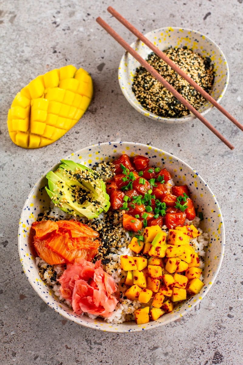 Poké bowl z łososiem teriyaki, mango, awokado i kimchi