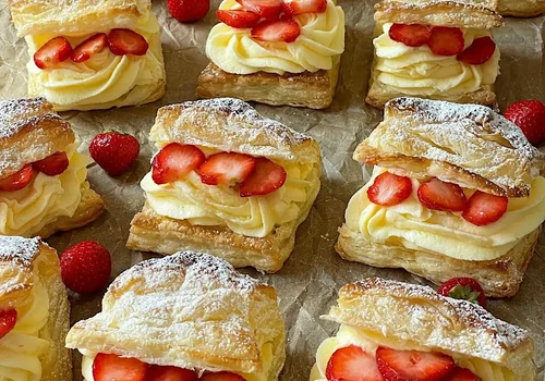 Ciasteczka z ciasta francuskiego z kremem i truskawkami