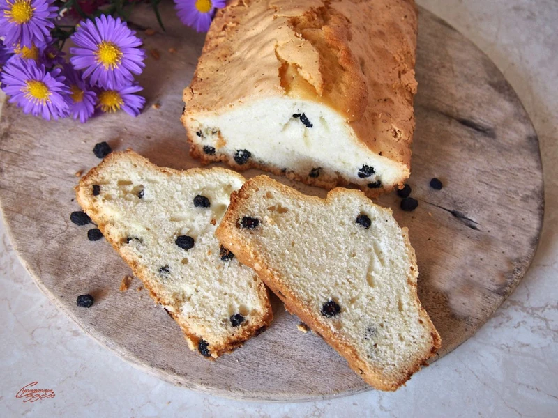 Babka budyniowa z suszoną aronią