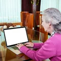 ZUS opublikował zmienione terminy wypłat świadczeń! Te osoby otrzymają przelew przed majówką