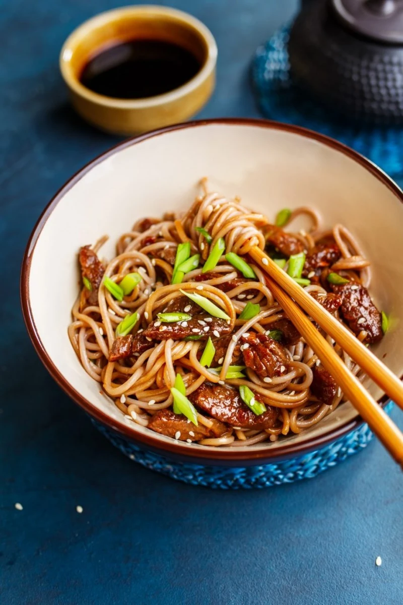 Noodle yakisoba z wieprzowiną