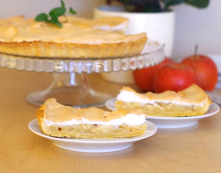 Tarta z jabłkami i bezą