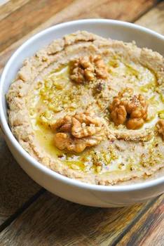 Hummus daktylowy z orzechami