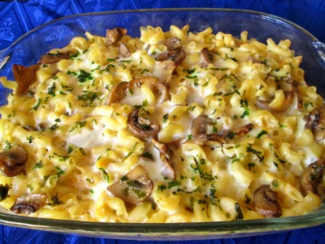Zapiekanka makaronowa z pieczarkami