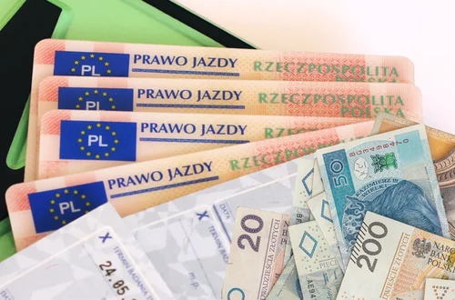 Prawo jazdy tylko dla bogatych? Młodzi coraz częściej rezygnują!