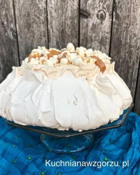 Tort Pavlova z karmelem i pop cornem