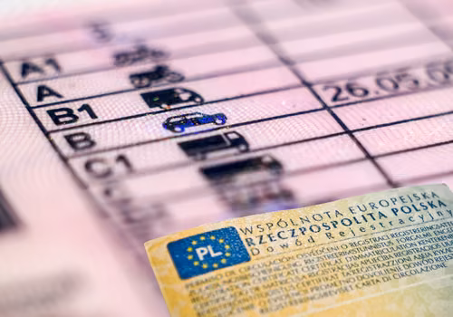Dowód rejestracyjny znika z portfela. Rząd podał kluczowe daty dla kierowców