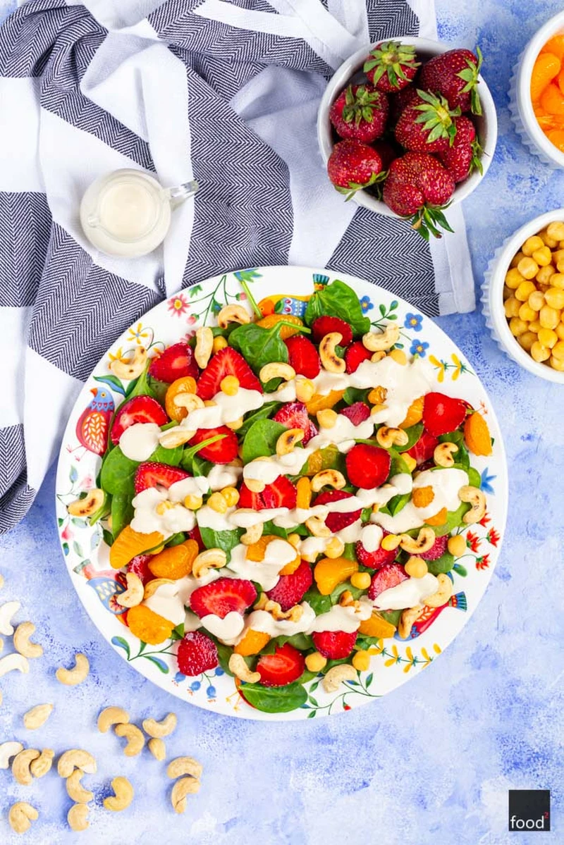 Sałatka ze szpinaku, mandarynek i truskawek z dressingiem tahini