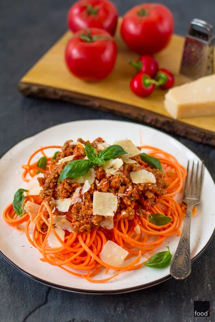 Low-carb spaghetti z marchewki z sosem bolońskim