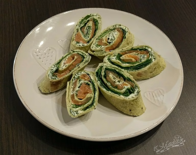 Mini tortille z łososiem i szpinakiem