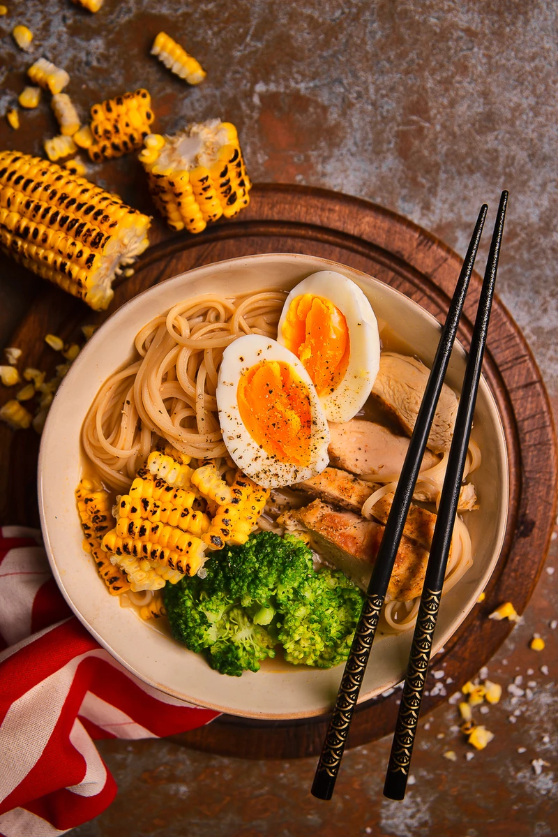Ramen z kurczakiem, jajkiem, brokułem i kukurydzą