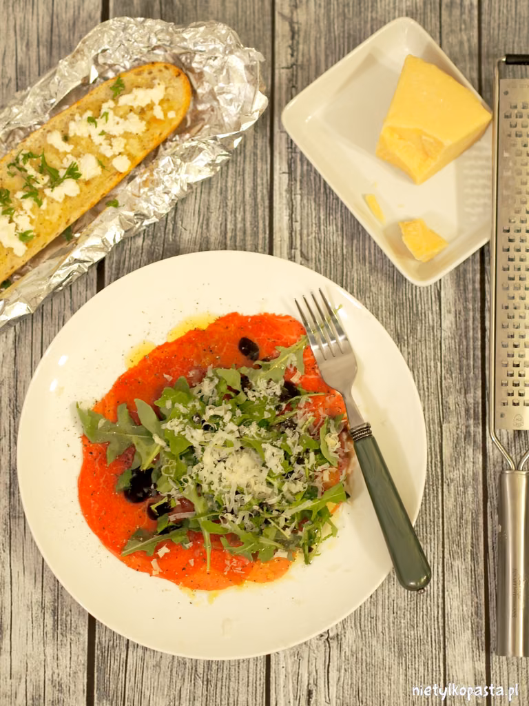 Carpaccio z polędwicy z czosnkową bagietką