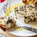Pieczony ser feta w ziołach i oliwie