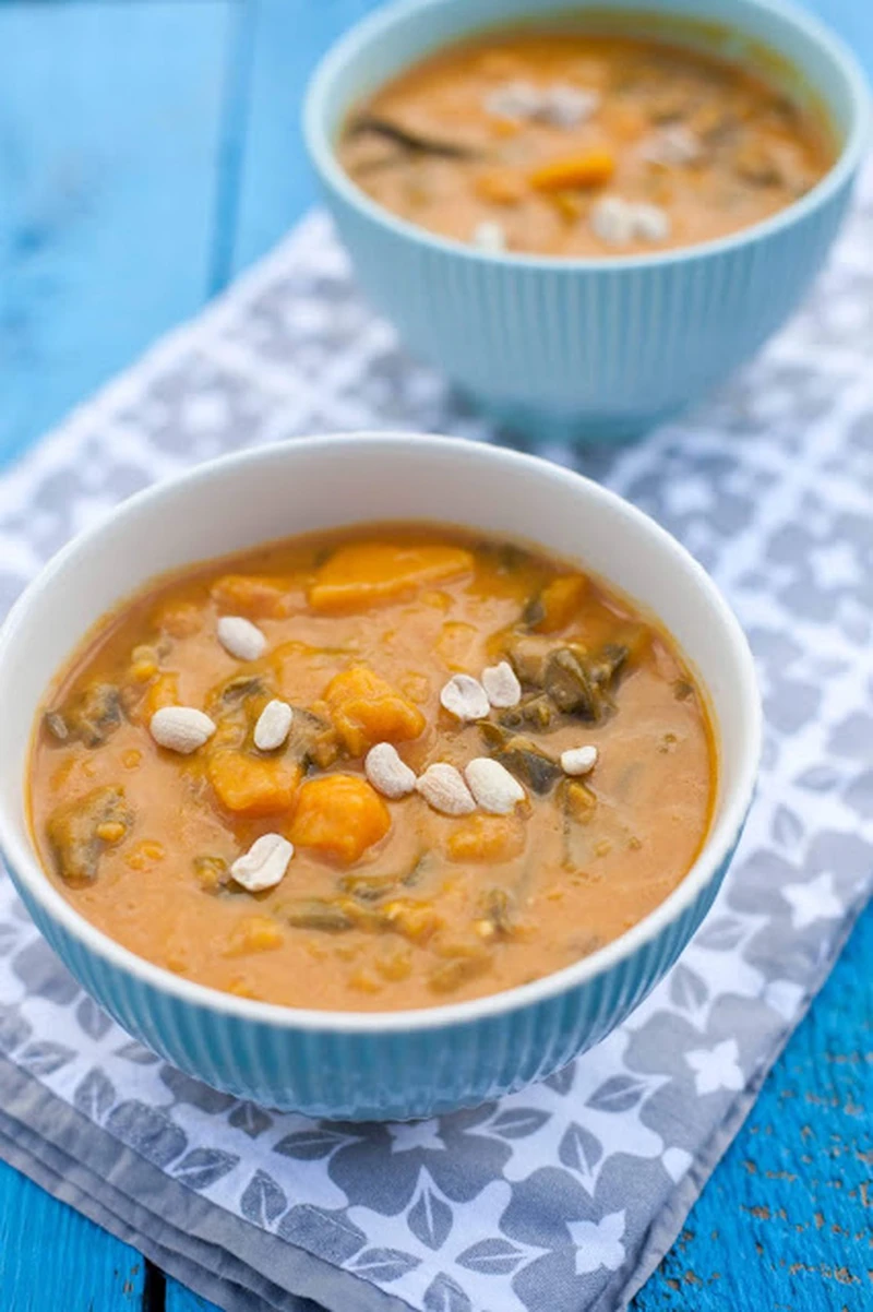 Curry z dyni i szpinaku z orzeszkami ziemnymi