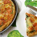 Tarta z wędzonym łososiem, szpinakiem, pomidorami i mozzarellą
