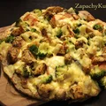 PIZZA NA PEŁNOZIARNISTYM SPODZIE Z BROKUŁEM I KURCZAKIEM W ROLI GŁÓWNEJ