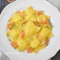 Włoskie ravioli z wędzonym łososiem