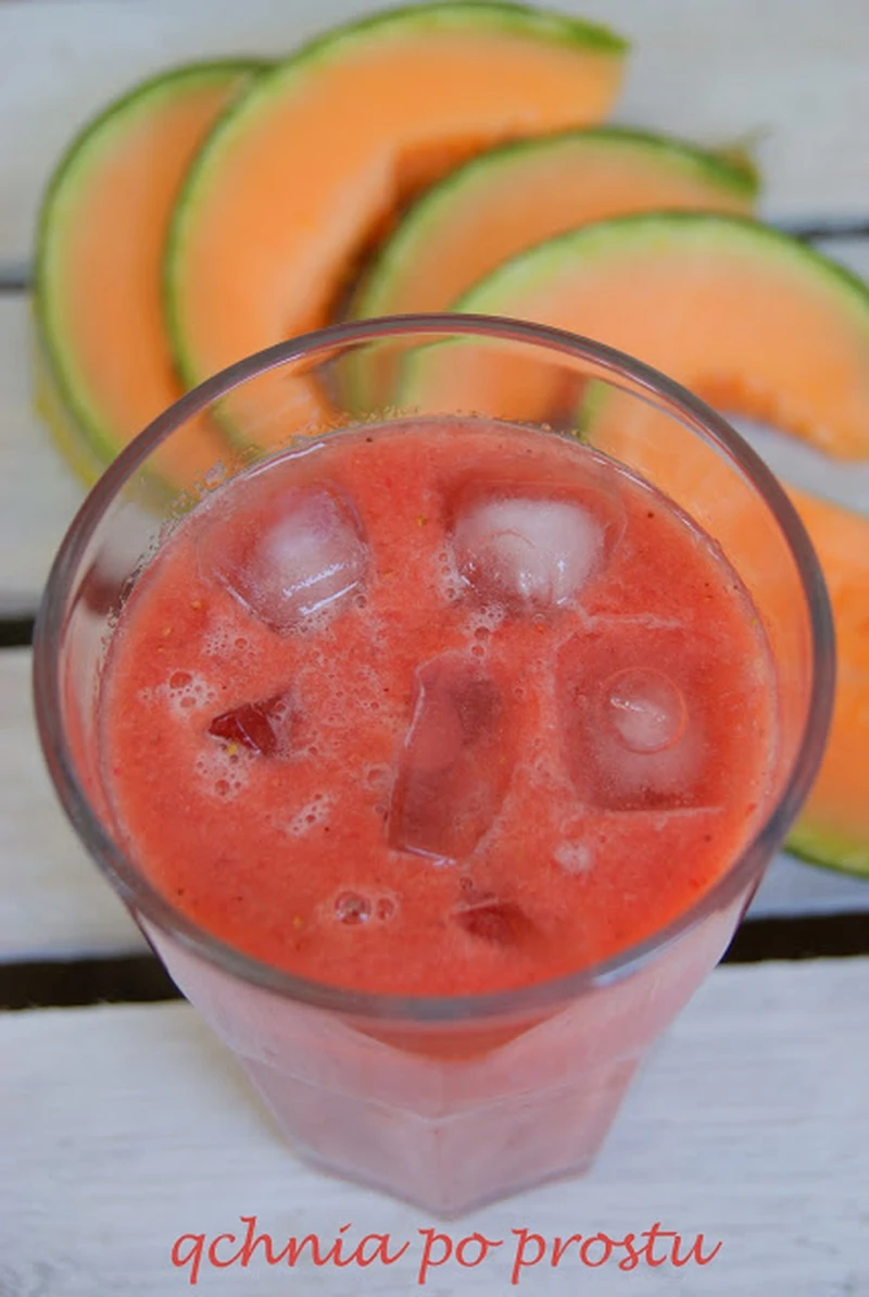 Koktajl z arbuza, melona, truskawek i kiwi