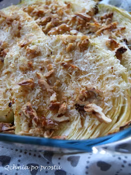Kapusta pieczona z orzechami włoskimi i parmezanem