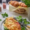 Owsiany omlet z pomidorami, awokado i serem