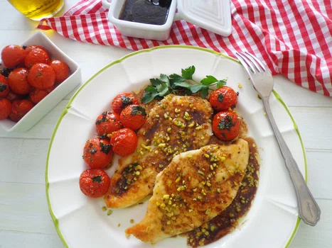 Filet z kurczaka w sosie balsamicznym z pieczonymi pomidorkami i pistacjami