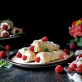 Rurki z ciasta francuskiego z bitą śmietaną i malinami
