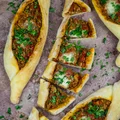 Turecka pizza - Pide z wołowiną.