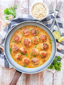 Pulpeciki w sosie curry z kuskusem perłowym