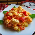Piersi z kurczaka duszone z cukinią, papryką i pomidorami. Risotto z kurczakiem i warzywami.