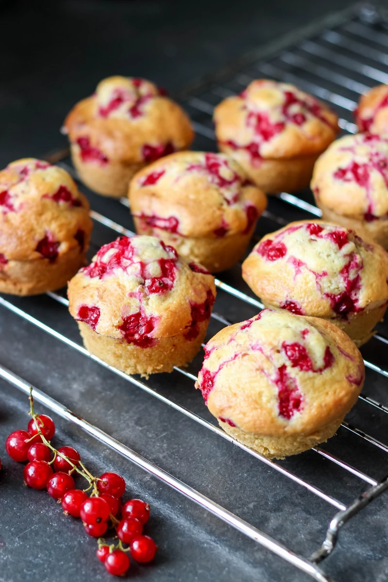 Muffiny jogurtowe z czerwoną porzeczką