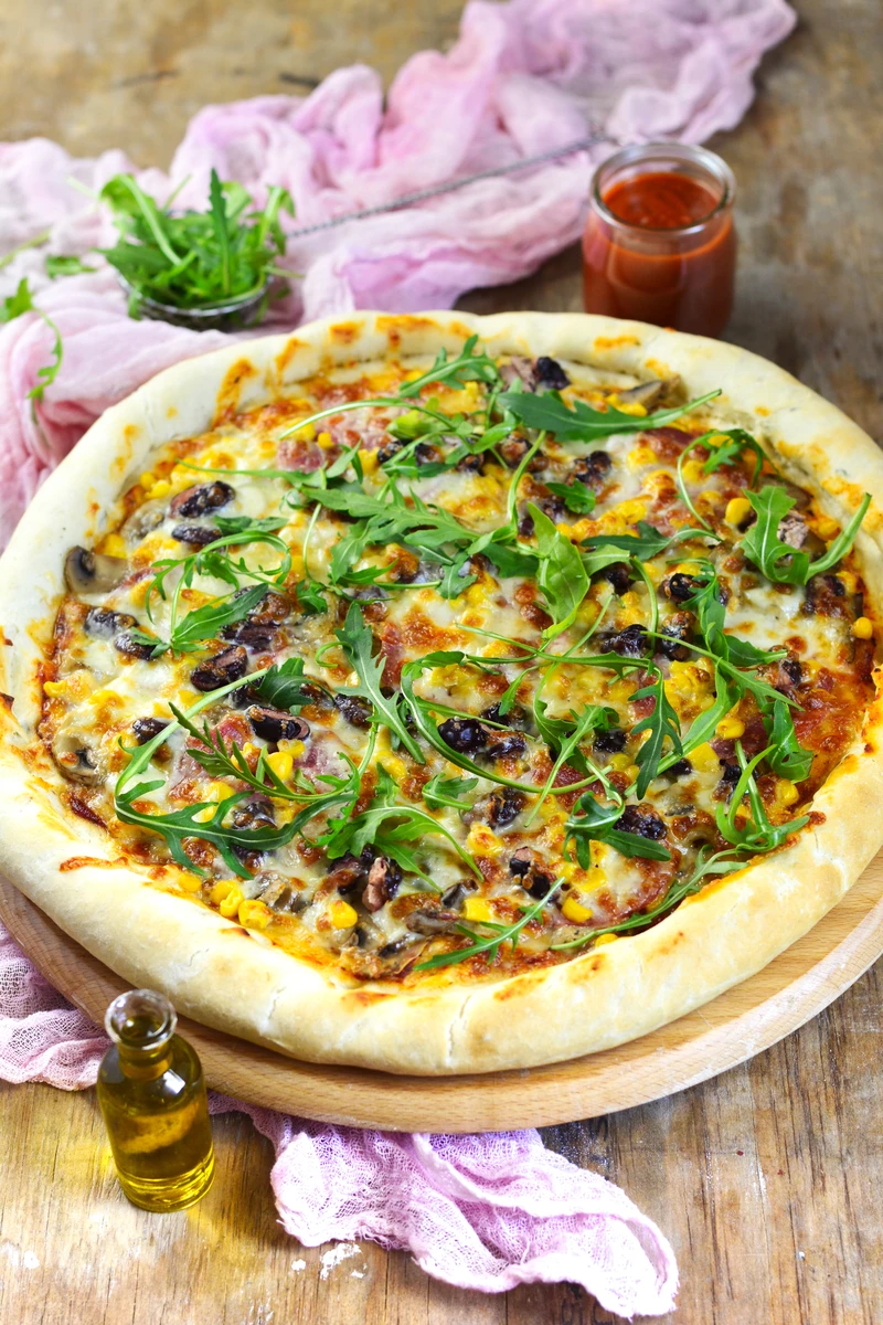 Pizza na cienkim cieście z grubym rantem