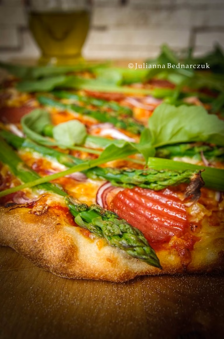 Pizza ze szparagami i salami