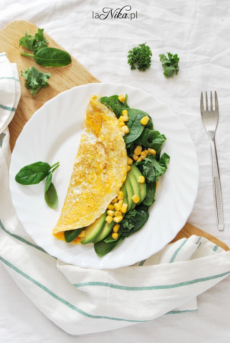 Omlet ze szpinakiem, jarmużem, awokado i kukurydzą