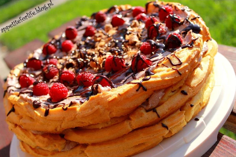 Tort na cieście ptysiowym z czekoladowym kremem i wafelkami