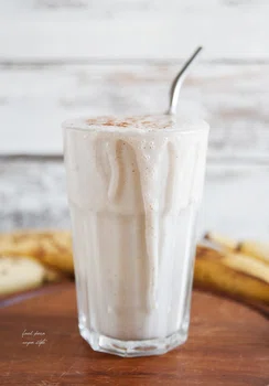 Słodki i kremowy milkshake bananowy