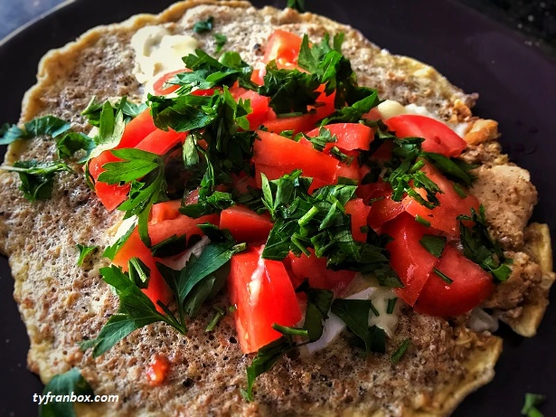 Omlet fit z serem pleśniowym i pomidorami