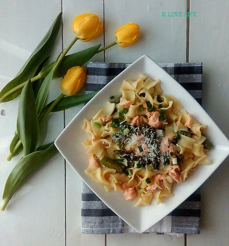 Tagliatelle z łososiem i szparagami