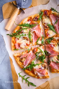 Pizza z gruszką i szynką dojrzewającą