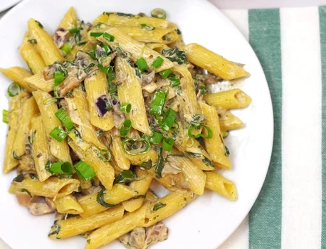 Penne z mascarpone, pieczarkami i szpinakiem