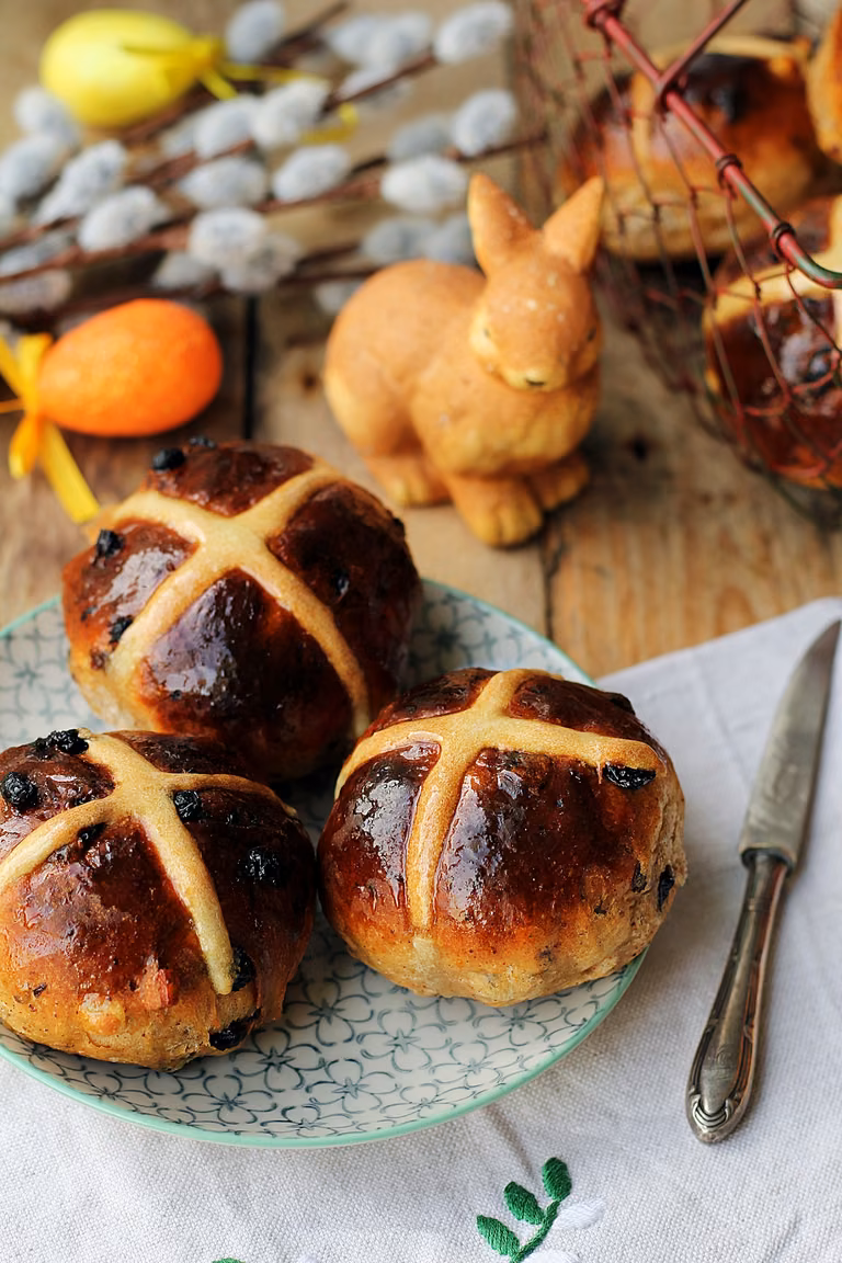 Hot cross buns - aromatyczne wielkanocne bułeczki
