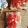 Mini kanapki z czosnkiem i pomidorami