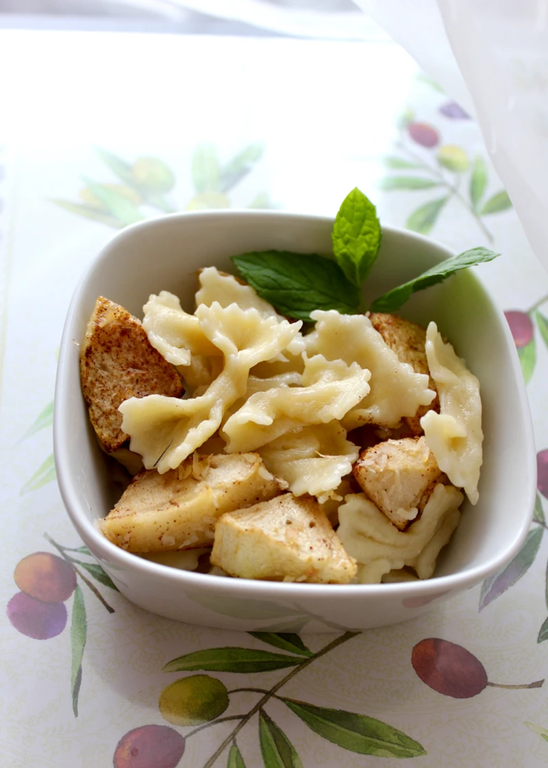Domowy makaron z pieczonymi jabłkami