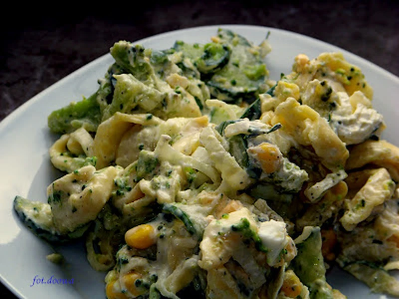 Sałatka z tortellini i brokułami