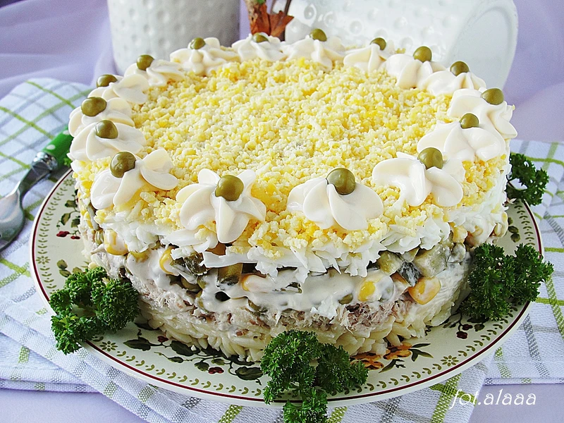 Sałatkowy tort z tuńczykiem